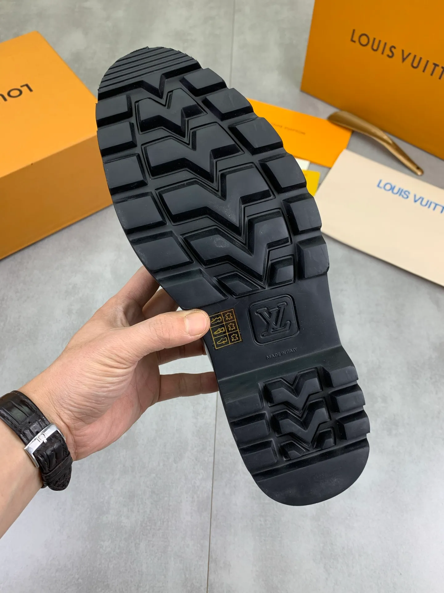 Factory price P820 💎💎💎Top version LOUIS VUITTON [Louis Vuitton] - LV men's business casual leather shoes, luxurious and noble 👞All imported original cowhide, just to create a more comfortable wearing experience, upper: original high-end calfskin➕Imported soft cowhide lining, original lightweight foam outsole✔️Color: 3️⃣colors available Size: 39-44 (38.45 46 can be customized (non-returnable)